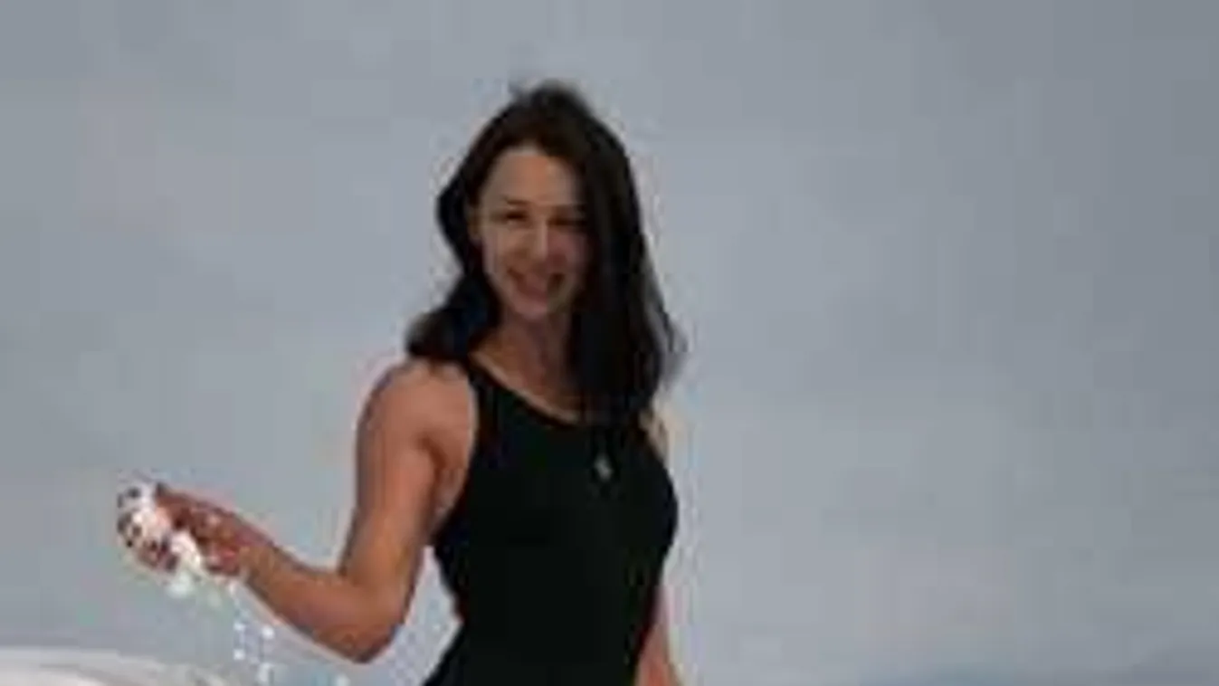 Különös hobbi: Igencsak forróvérű lehet ez a szexi orosz lány