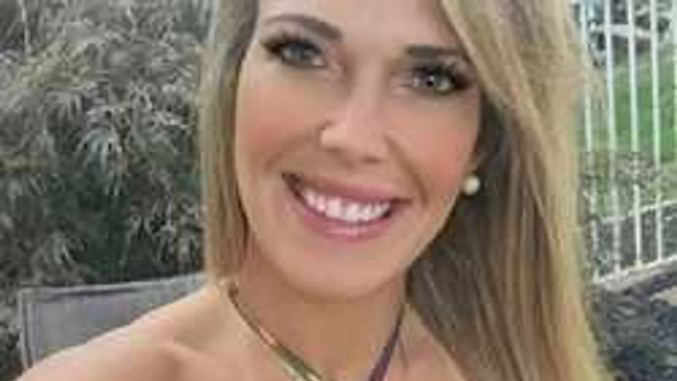 A tükör előtt vetkőzött félmeztelenre a gömbölyű keblű anyuka