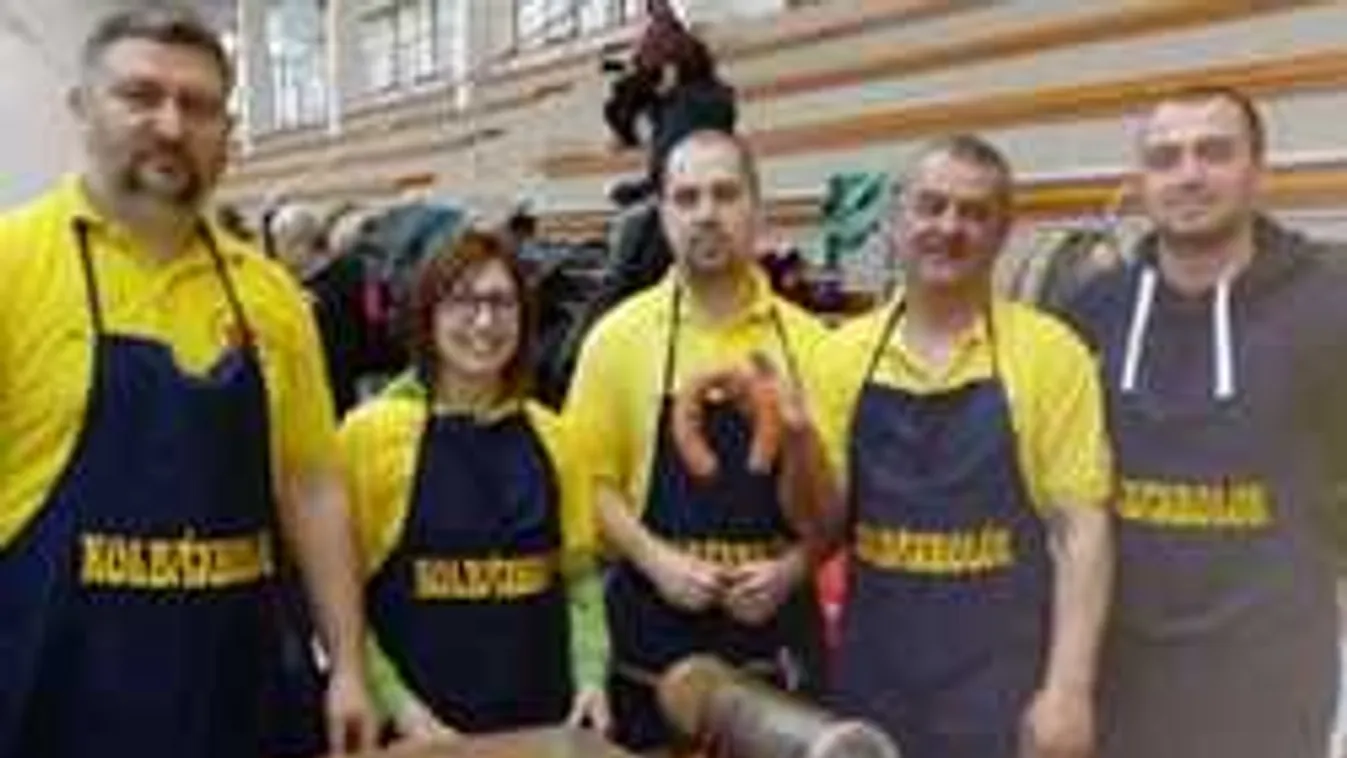 Itt kolbászolnak a  mentősök