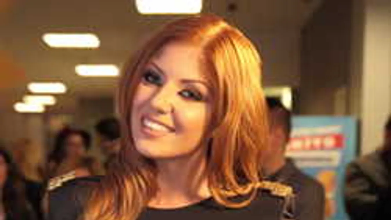 Intim fotón mutatta meg óriási melleit Tolvai Reni, lekerült a póló