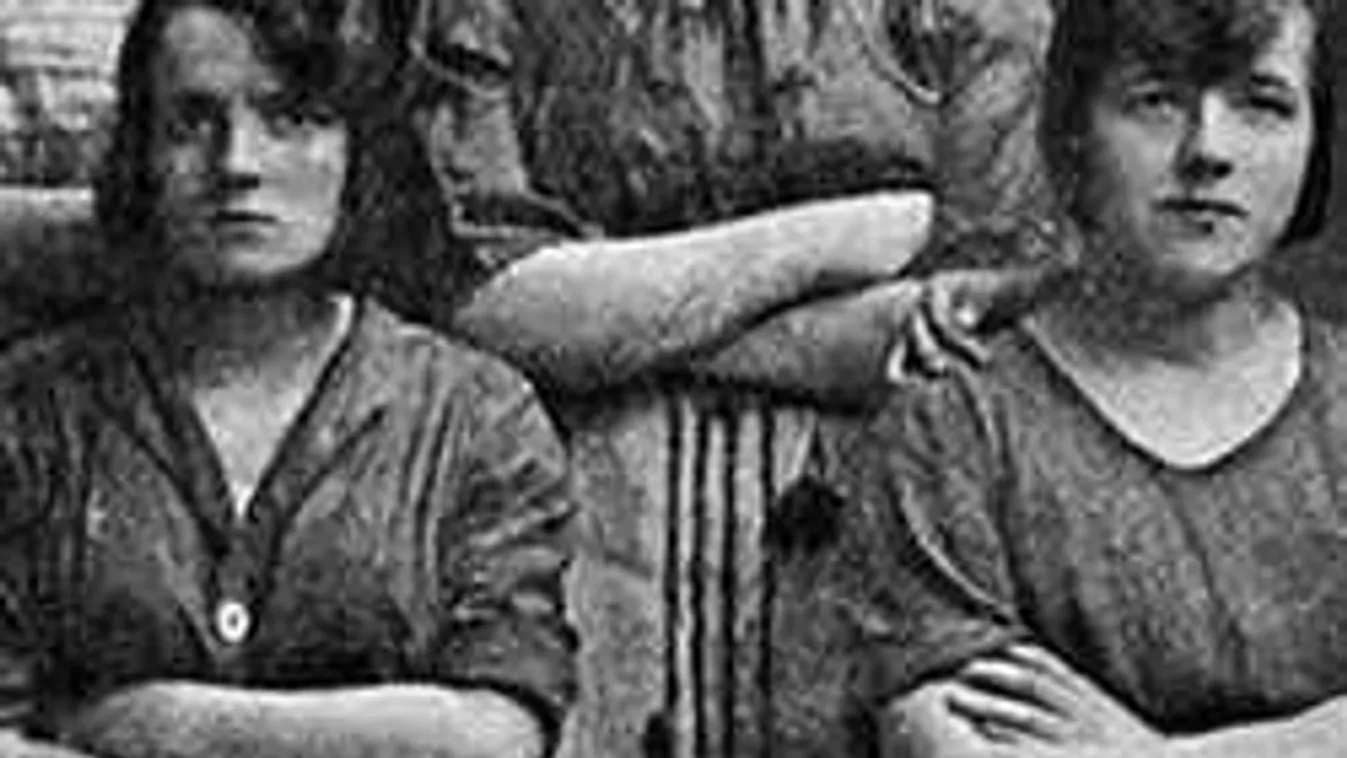 Vérfagyasztó fotó riogatja a netet - tényleg szellem van a képen....?