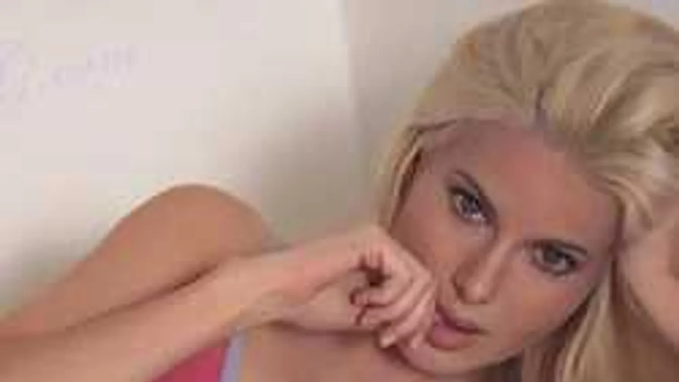 Szexi fehérneműben mutatta meg tökéletes alakját a modell