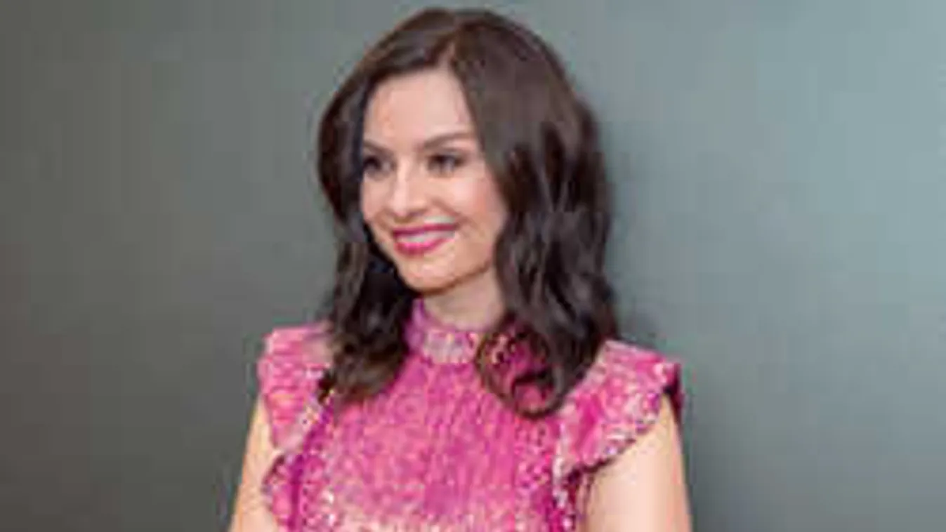 Meztelen combok, csókos száj: Hihetetlenül dögös Zséda