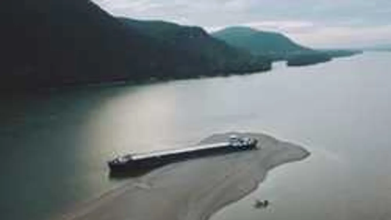 Így telnek a Dunán zátonyra futott hajó matrózának mindennapjai