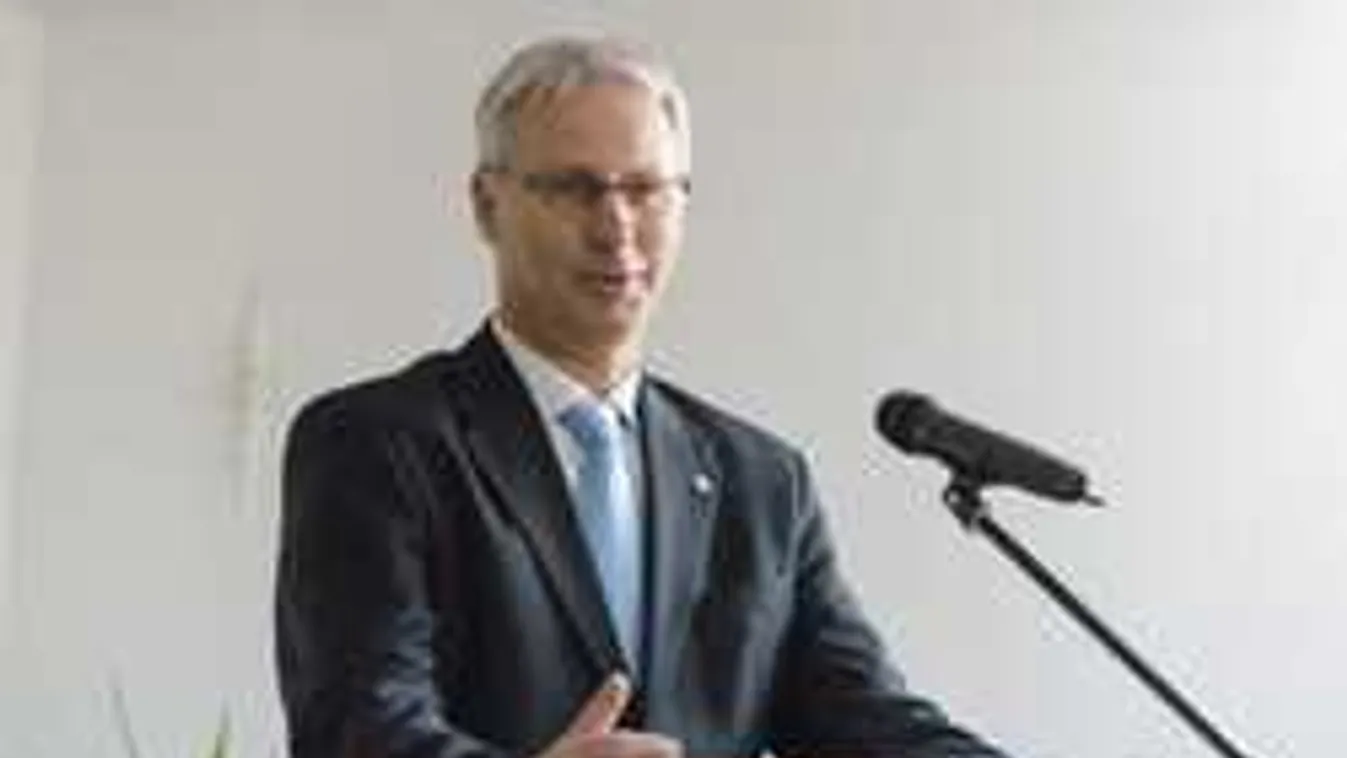 A Nyugat emberkereskedelmet folytat