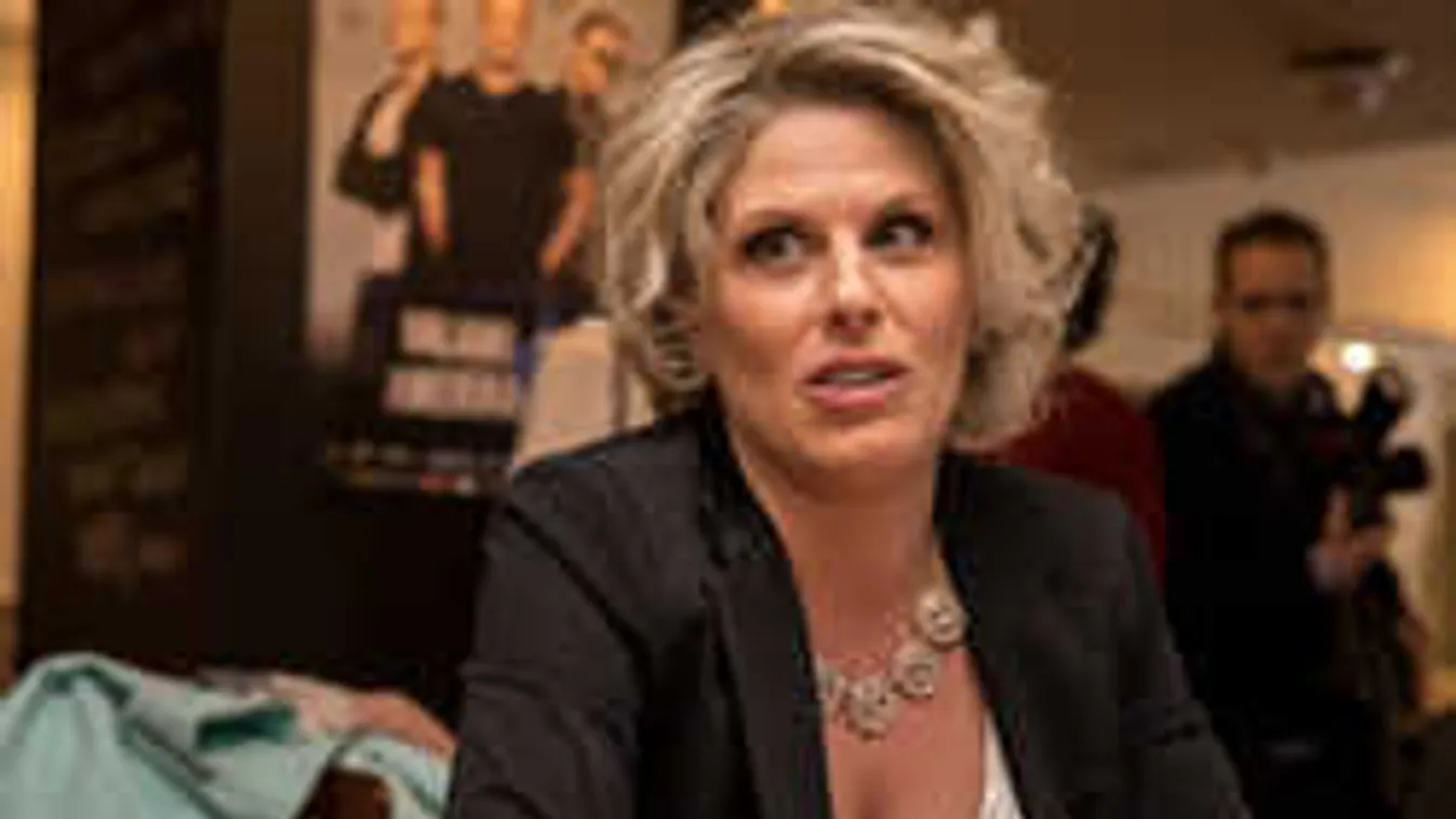 Óriási dekoltázzsal hódított Oroszlán Szonja, ezt látnod kell