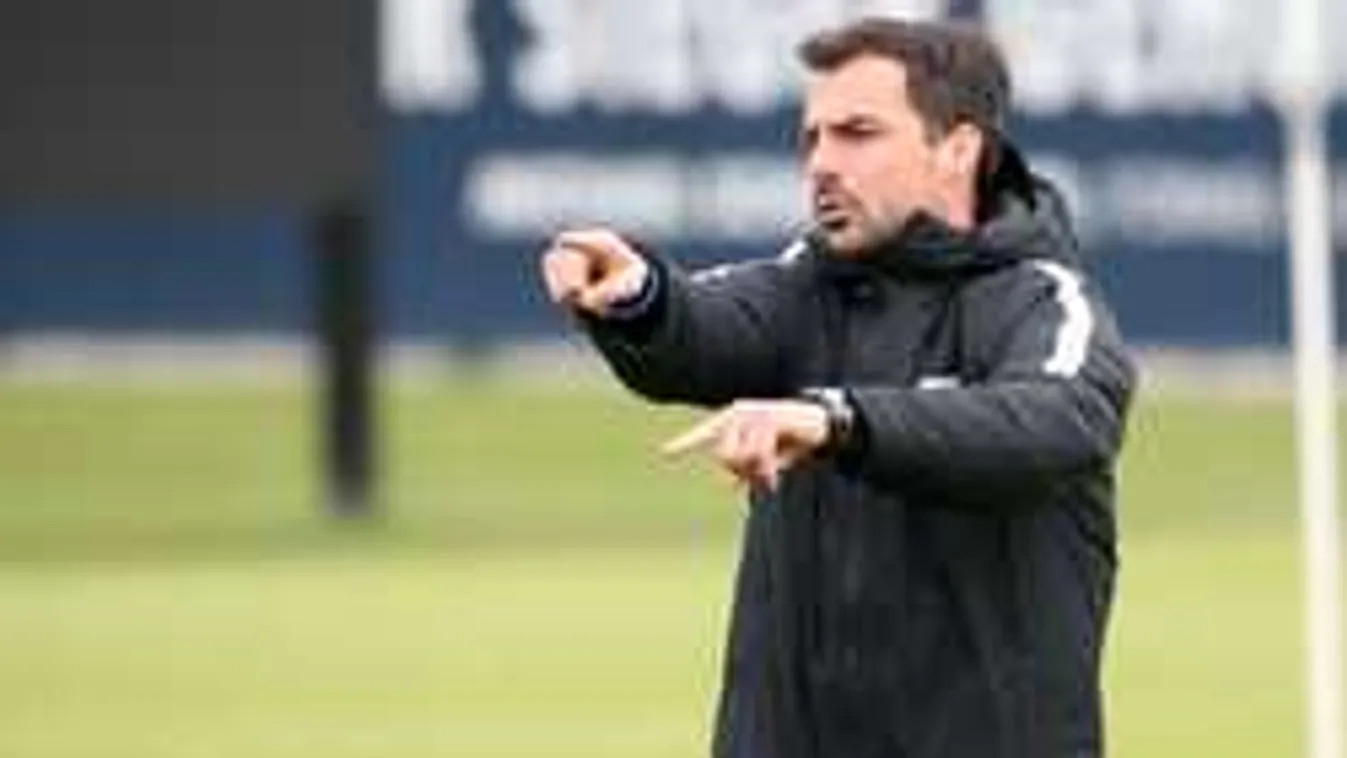 Kemény büntetés, eltiltották a PSG magyar edzőjét