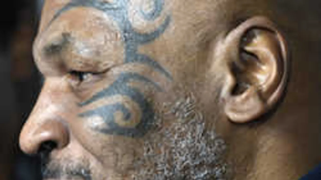 Ezt látni kell: gigaméretű füves cigibe szívott bele az amerikai celeb