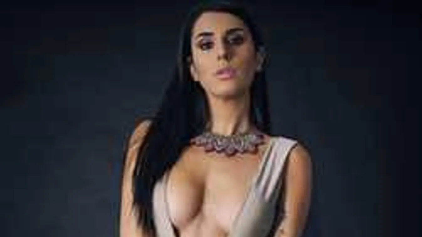 Vadító fotó, félmeztelenül kéjeleg az almamellű sportolónő