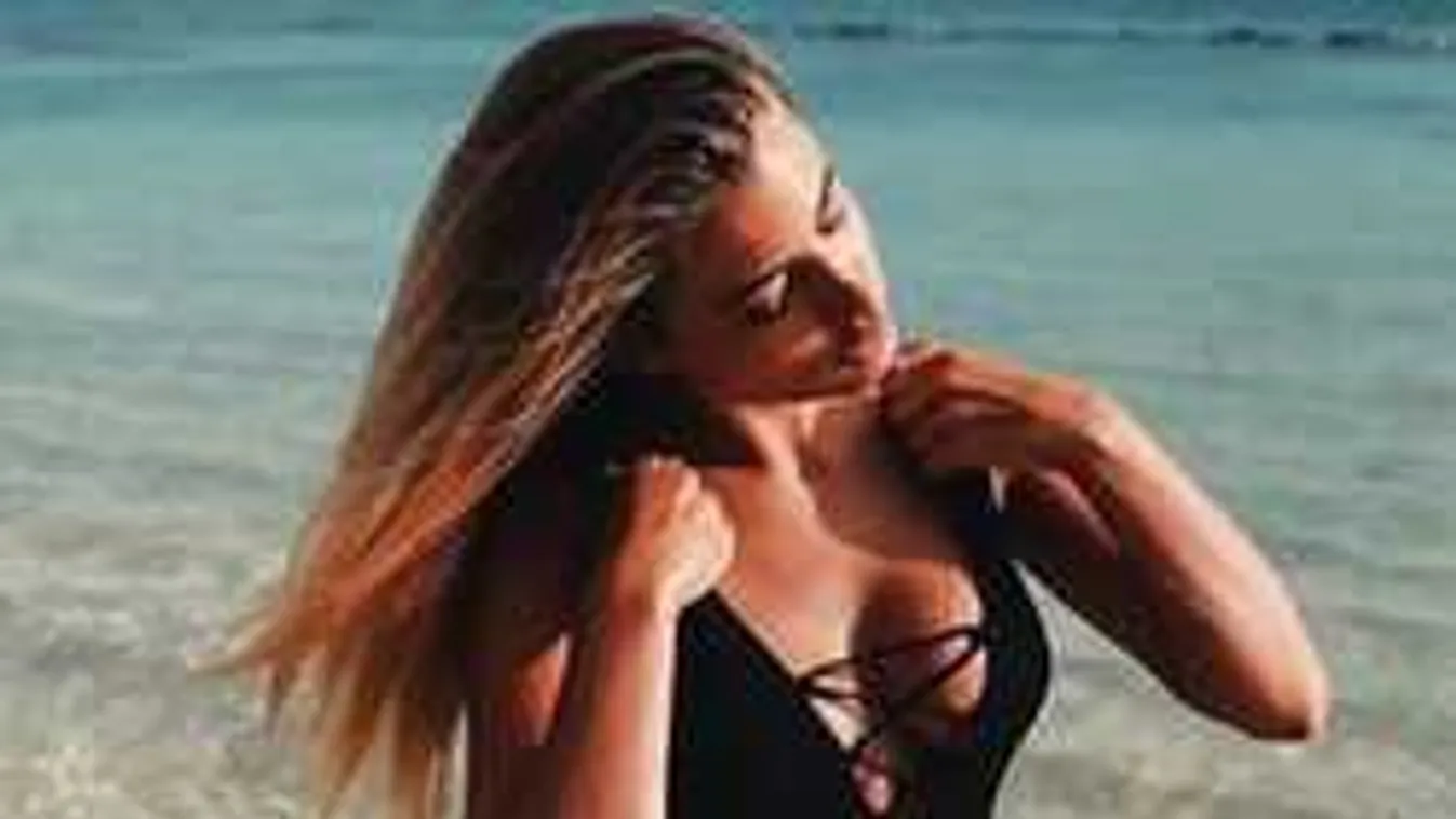 Meztelen szelfit posztolt az ágyból a fiatal modell!