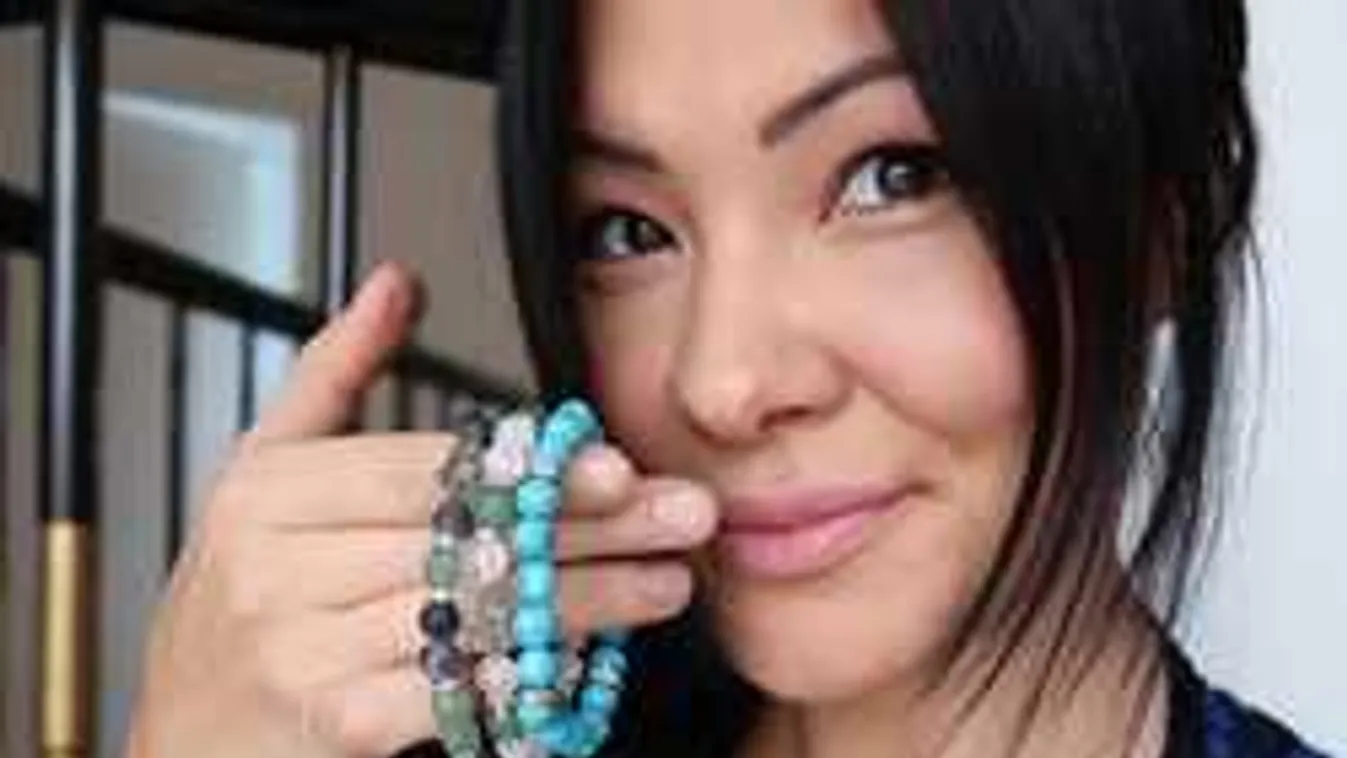 Nem áll le: fogyást ígér karkötőivel a kamuklinikát működtető RTL-sztár