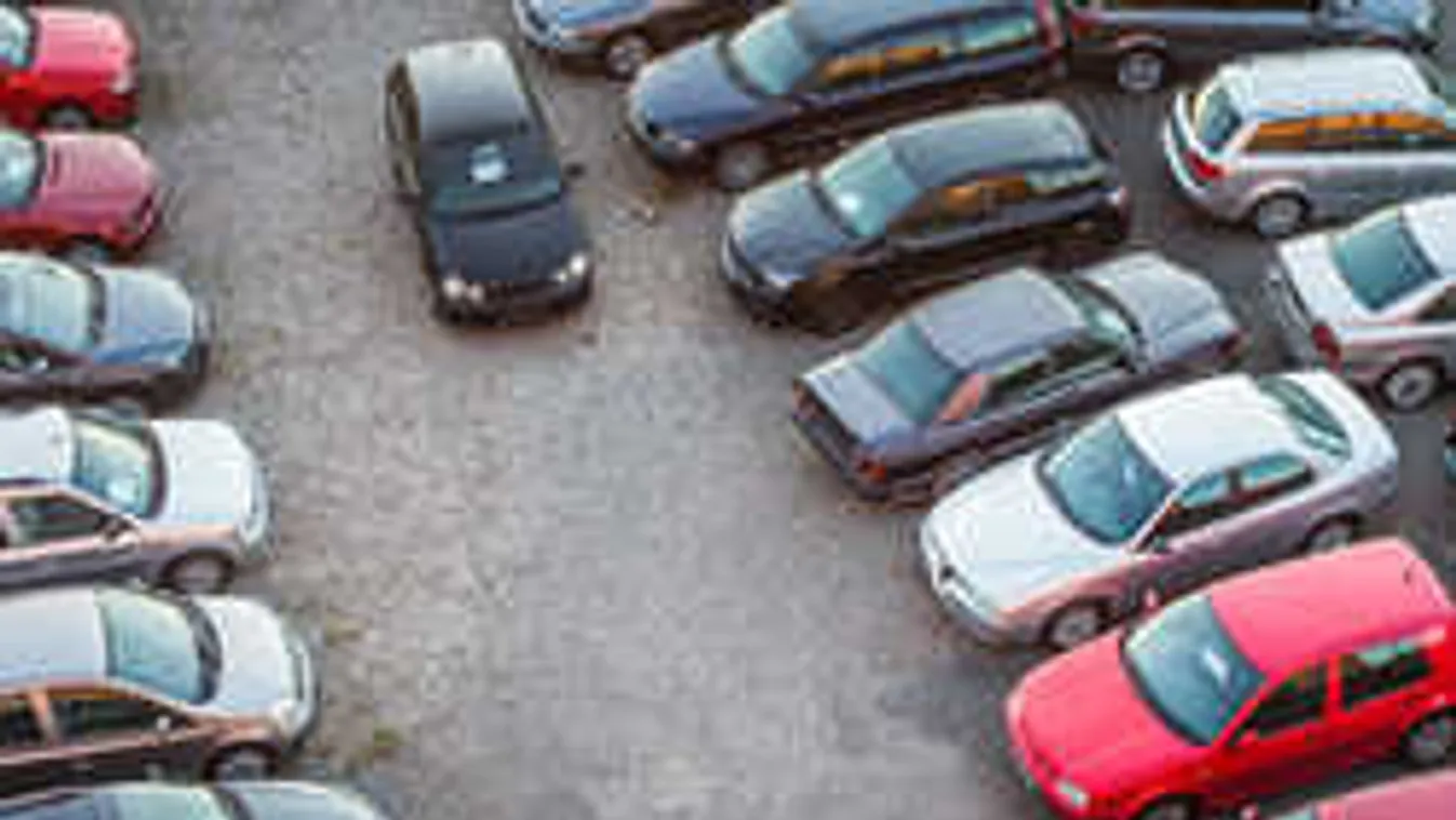 Sorra teszik fizetőssé parkolóikat a plázák, alig marad ingyenes hely