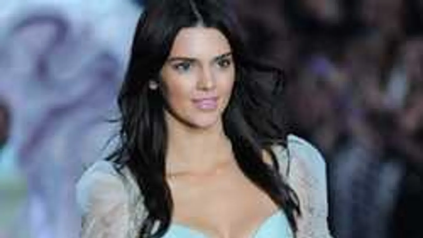 Pucéran, tűsarkúban indult vécét pucolni Kim Kardashian húga