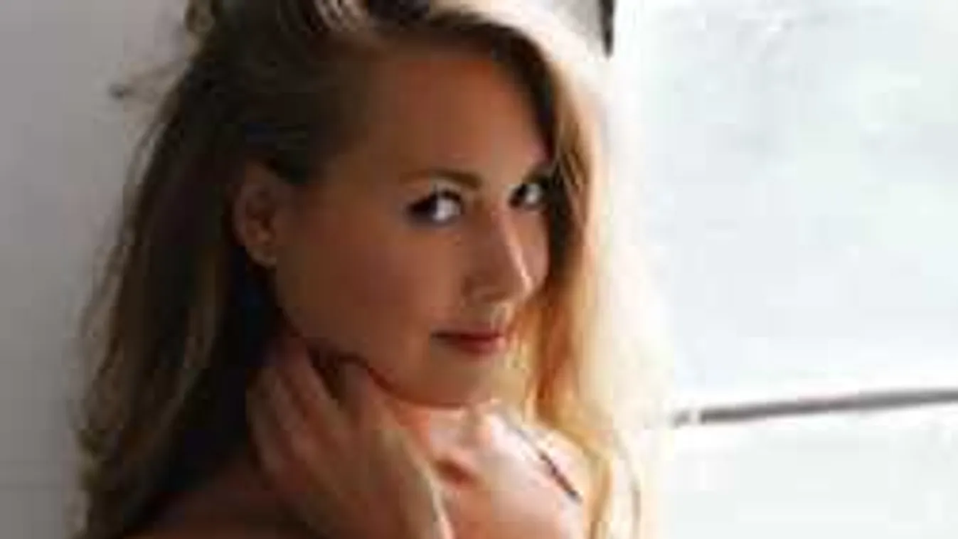 Merész pózban, meztelenül reggelizett a csodás mellű színésznő