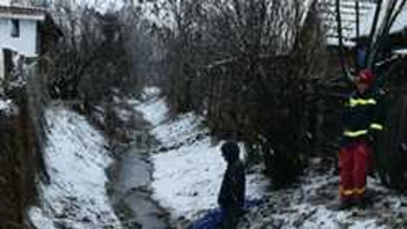 Most érkezett: Női holttestre bukkantak a patakban, gyanús nyomok