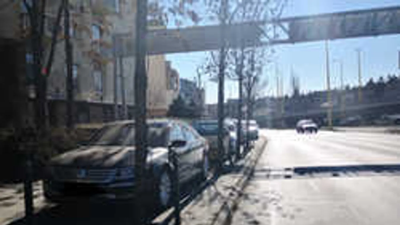 Döbbenetes eredmény: Megszámoltuk, hány autó parkol tilosban a járdán