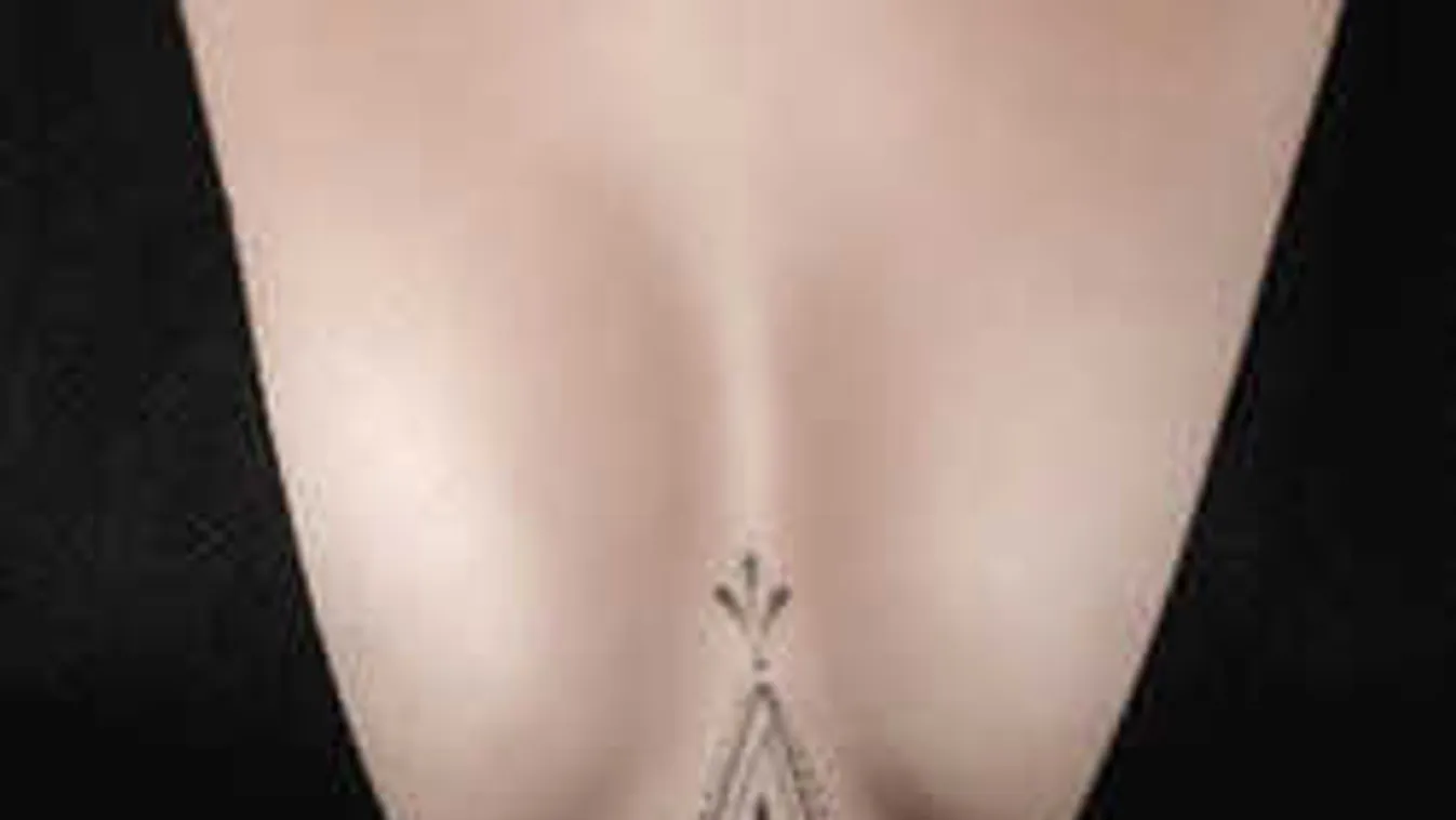 Fényes nappal, a járda kövén meztelenkedett a tetovált lány