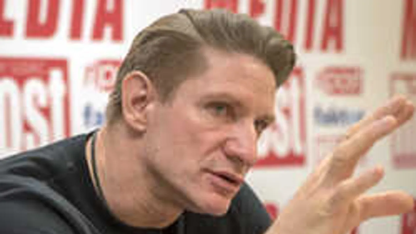 Pintér Tibor fiával együtt mutatta meg meztelen felsőtestét