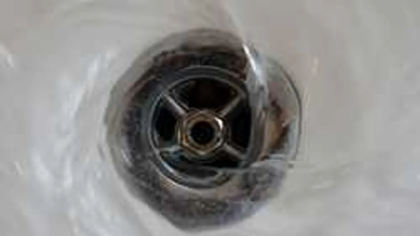 Nem várt dolog került a hajára, sokkot kapott a férfi a fürdőben