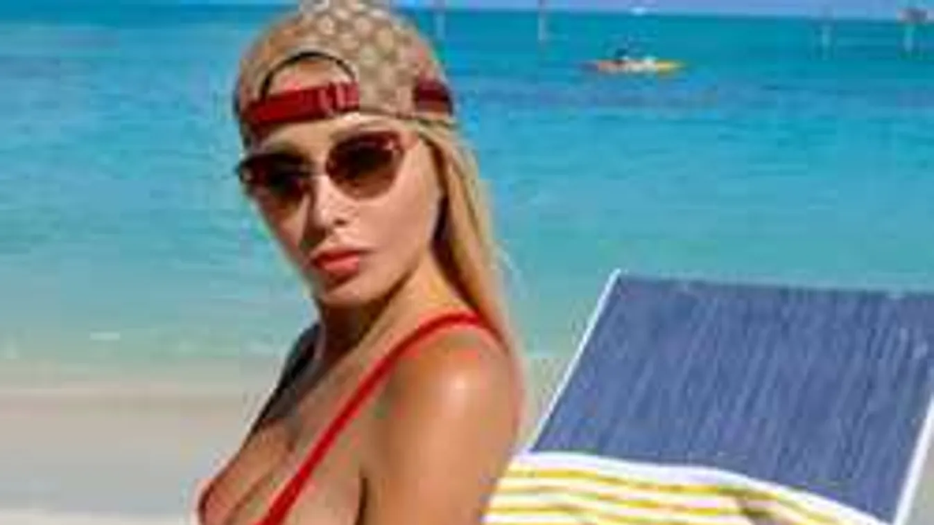 Lefotózták a tengeren, félmeztelenül vitorlázik a hatalmas keblű műsorvezetőnő