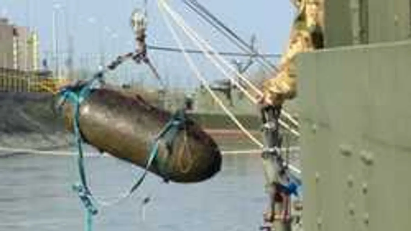 Megszakadt a dunai bombakiemelés, valaki a katonák életével szórakozik