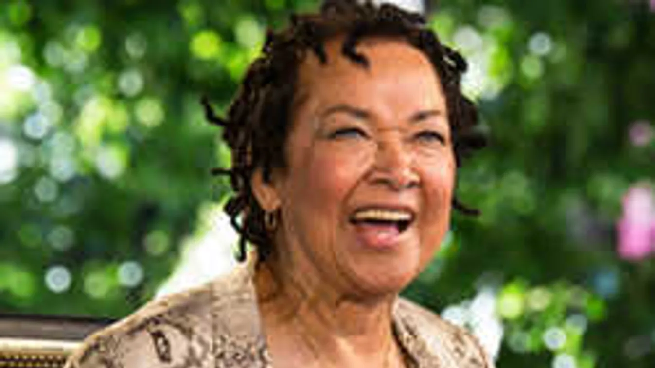 Budapestre érkezik a Hammond-orgona mezítlábas királynője