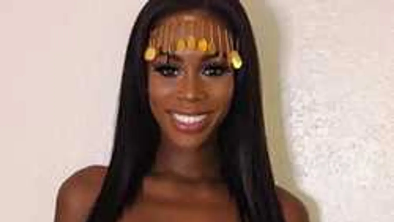 Közszemlére tette gigantikus méretű melleit a sztár!