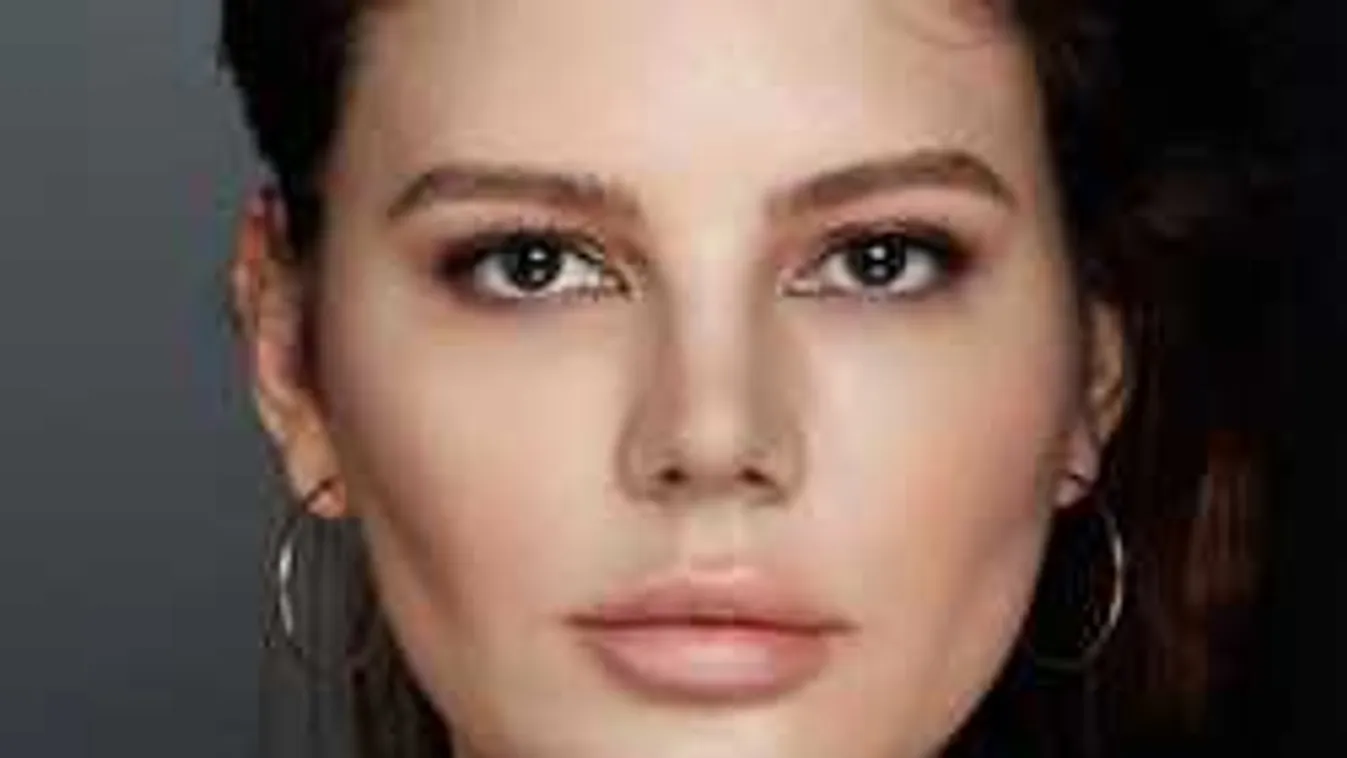 Előkapta a mellét a New York-i forgatagban a magyar bombázó