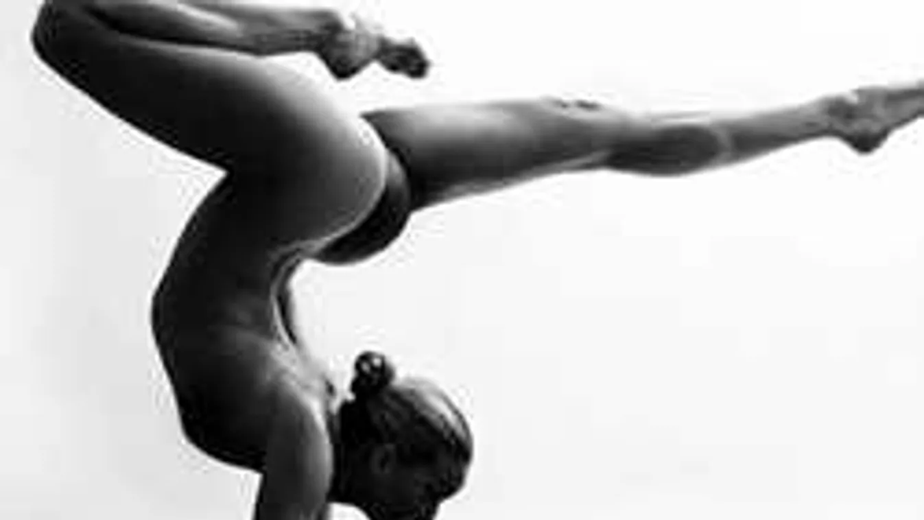 Ruha nélkül jógázott a bomba alakú lány! Azt hitte, senki sem látja