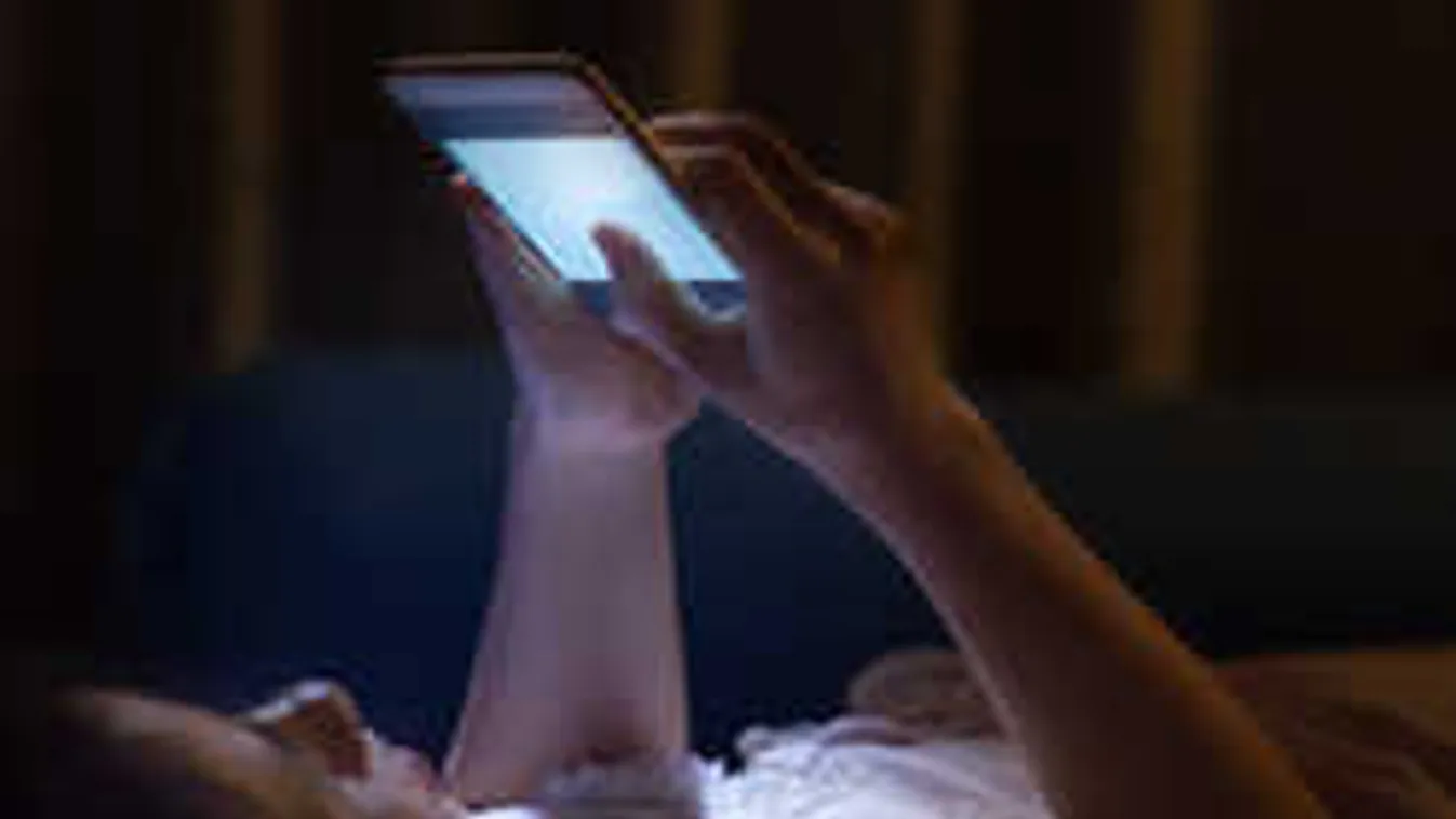 Kiégette egy nő szemét az okostelefonja...