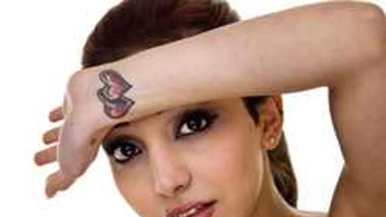 Õrület, mit tetováltatnak újabban az arcukra a nők