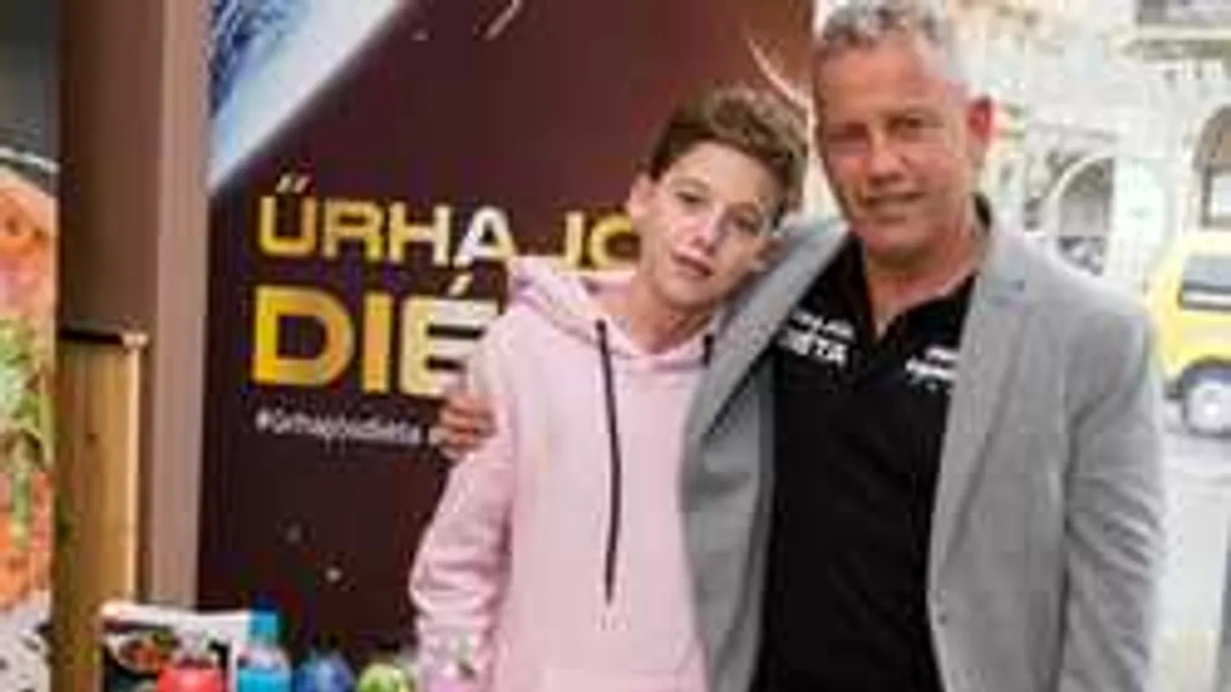 Rajonganak a lányok Schobert Norbert fiáért