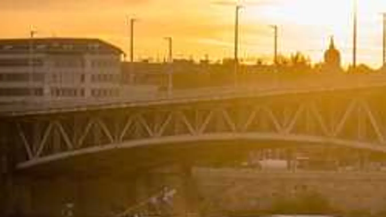 Azonnal beindultak a szirénák, súlyos baleset a Petőfi hídon