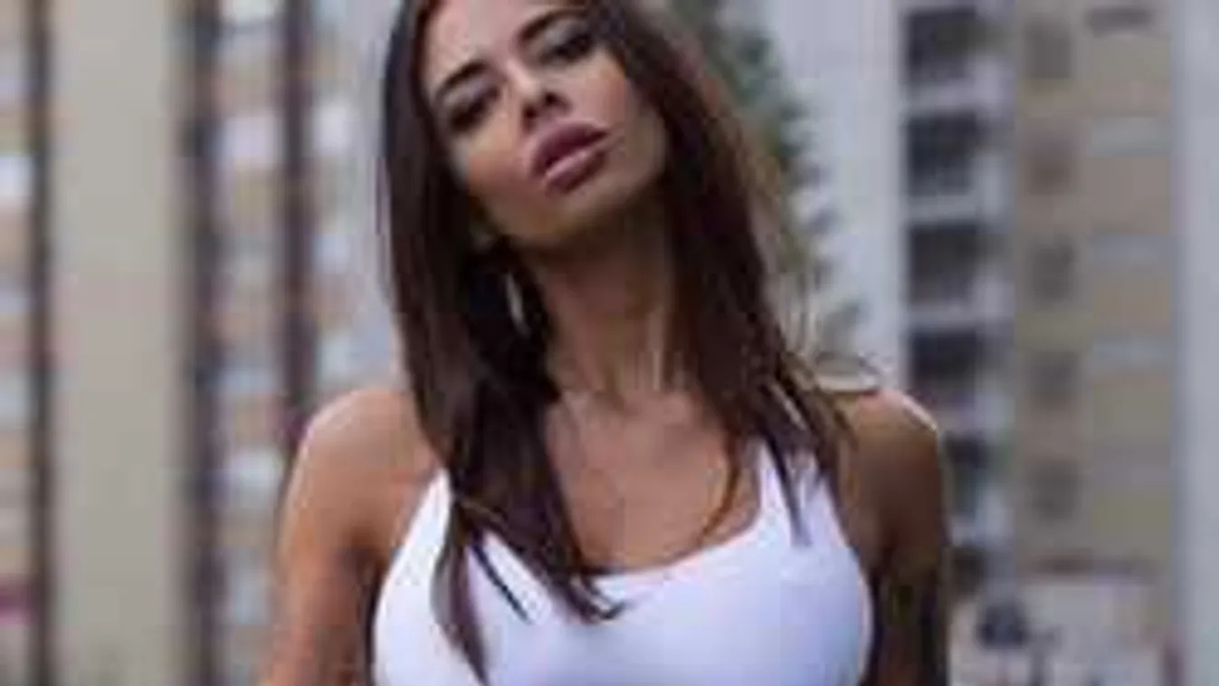 Anyaszült meztelen szelfivel indította a napot a lány!