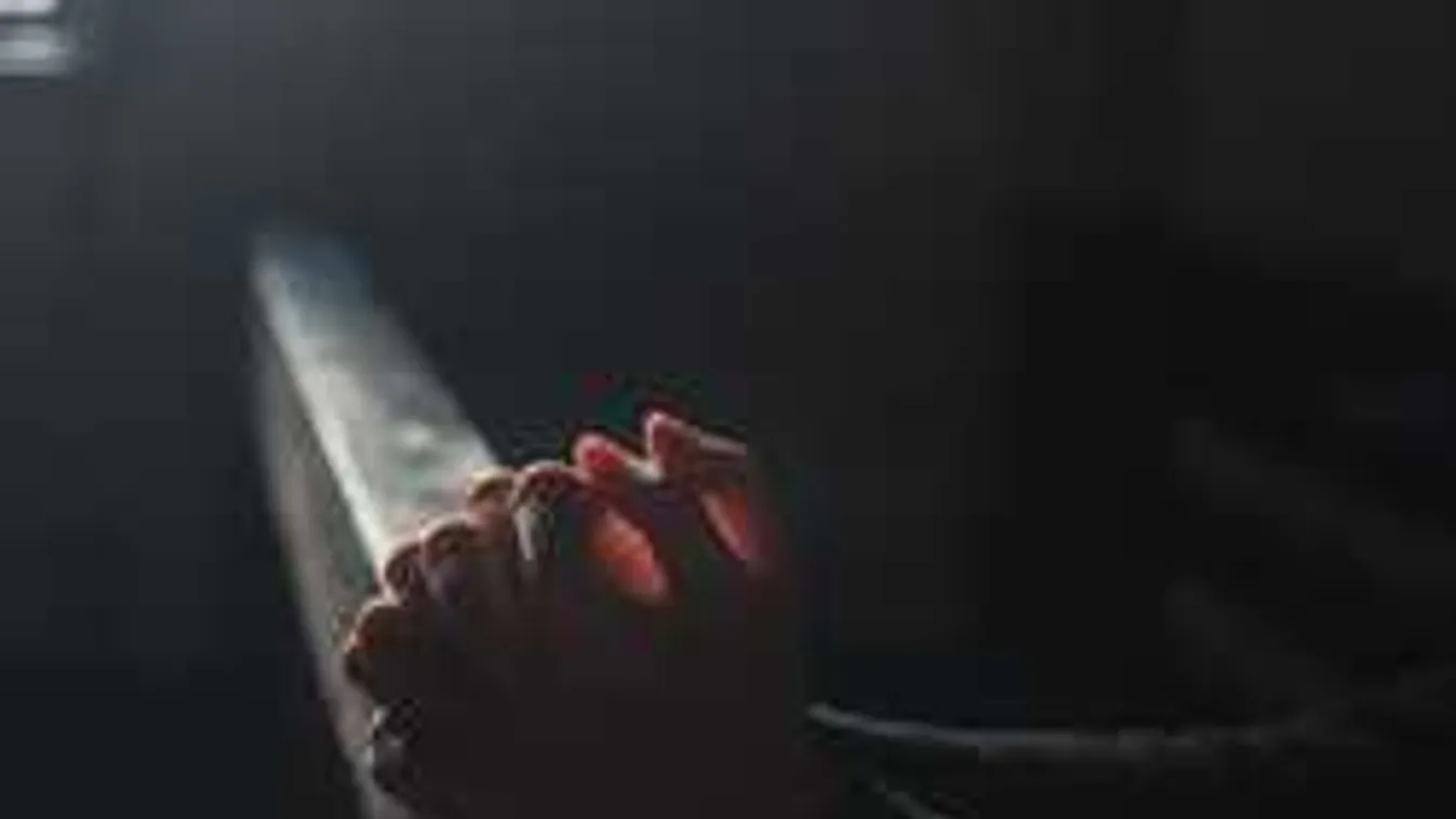 Durva botrány Veszprém megyében, tanárnőt vert egy pap