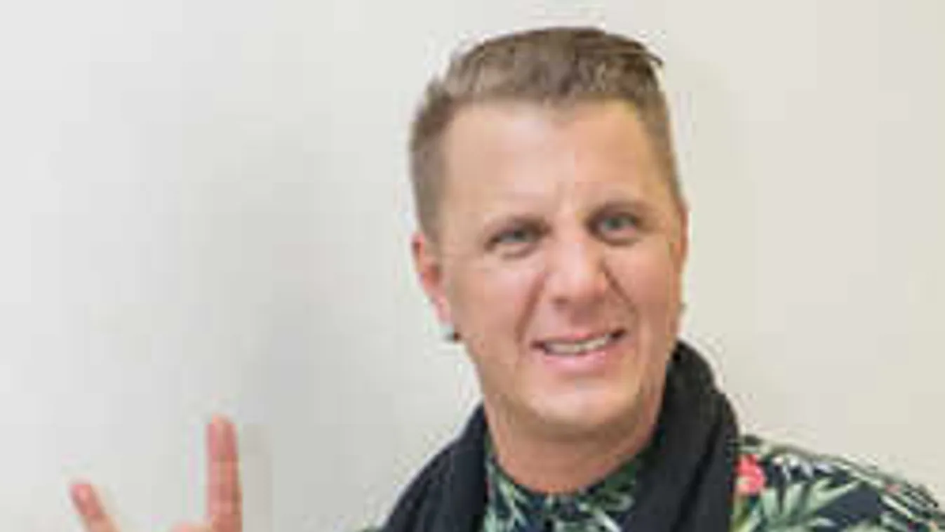 Most irigykedünk: Nehézbombázót ölel Jimmy fia