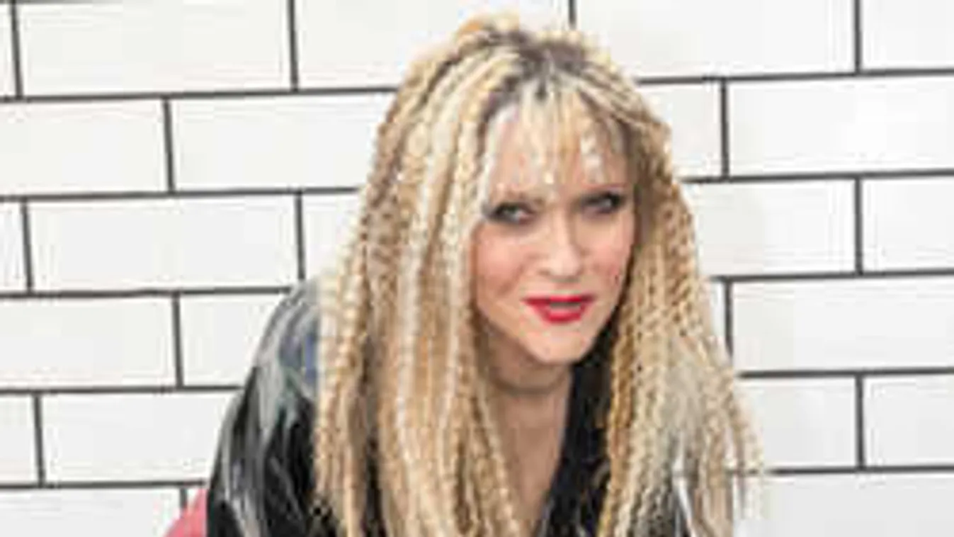 Nem javul a keze, újra meg kéne műteni a magyar énekesnőt