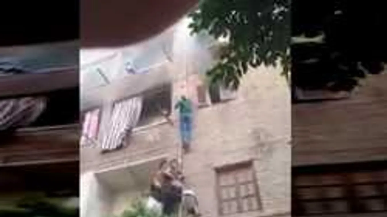 Így mentette ki az égő házból anyát és gyermekét a hős férfi! - videó