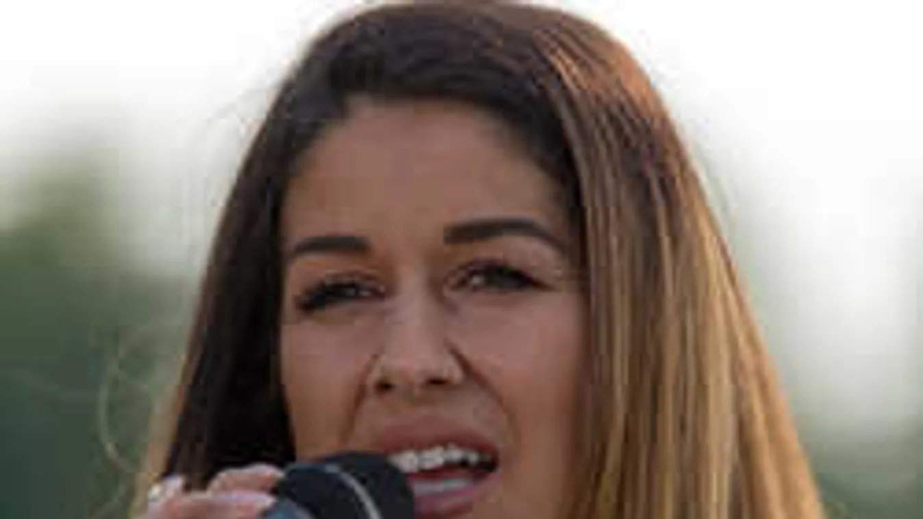 Formás feneket villantott a magyar énekesnő