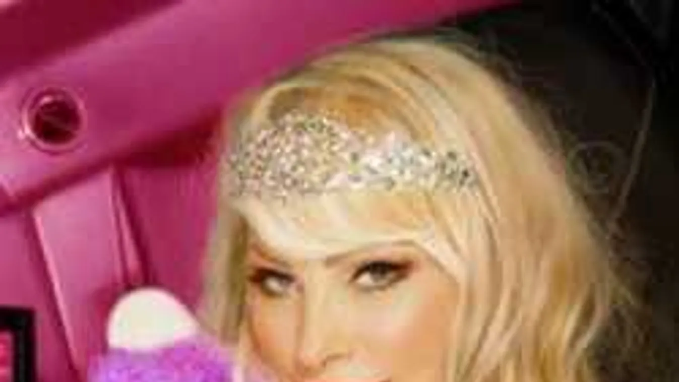 Csak némi csillám takarja a dögös pornónagyi intim tájait