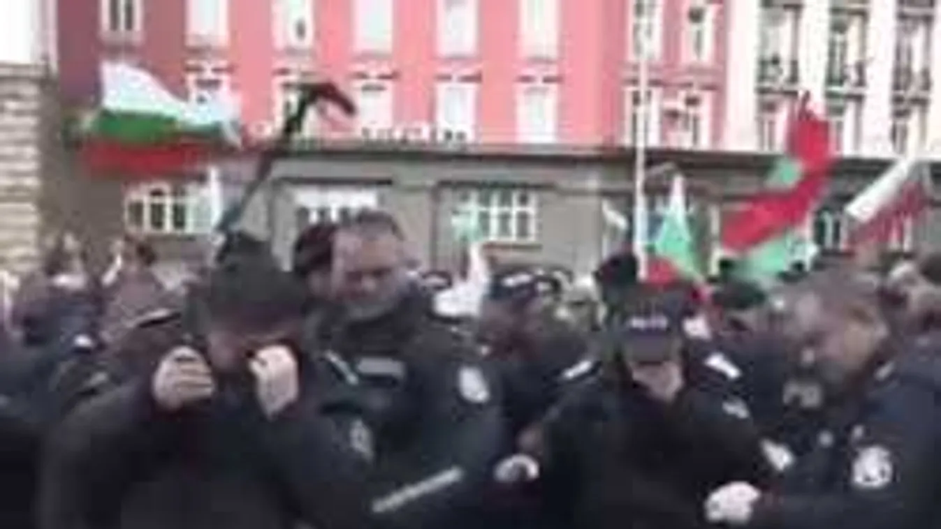 Elképesztő baki: magukat fújták le paprikaspray-vel a rendőrök! - videó