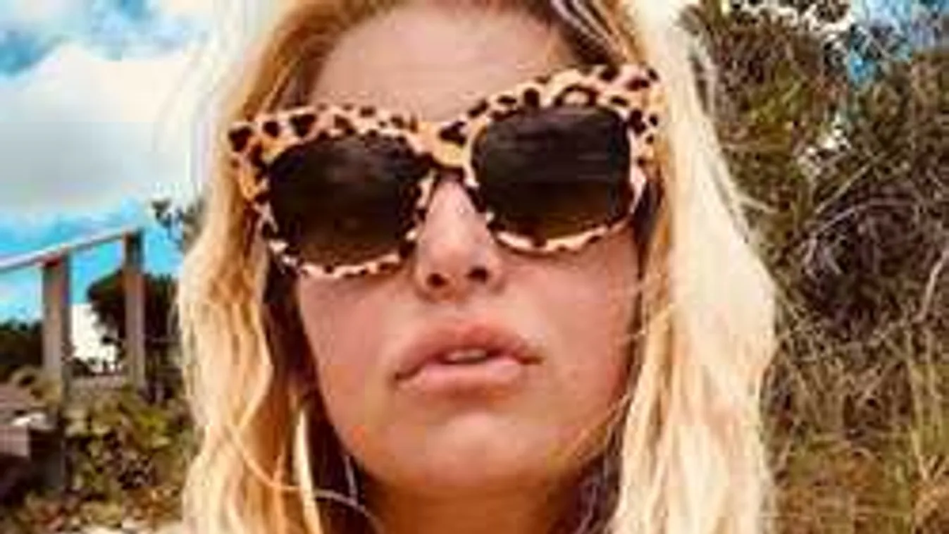 Hatalmas mellét és pocakját is megmutatta a várandós sztár