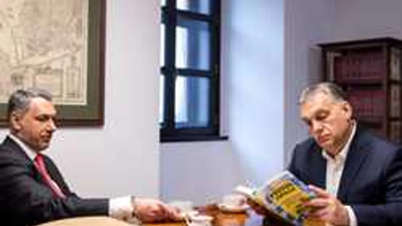 Egy hatalmas térképet cipelt fel a Várba Lázár János