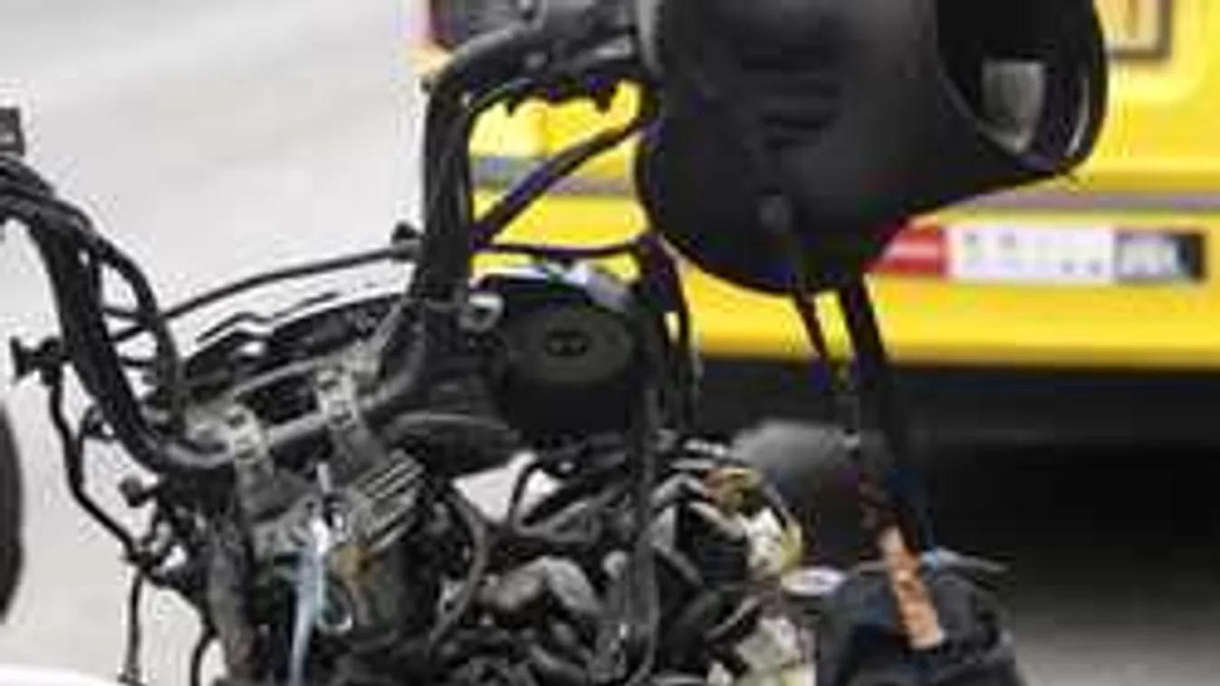 Döbbenetes videó: meg akarta ölni az autós a neki bemutató motorost