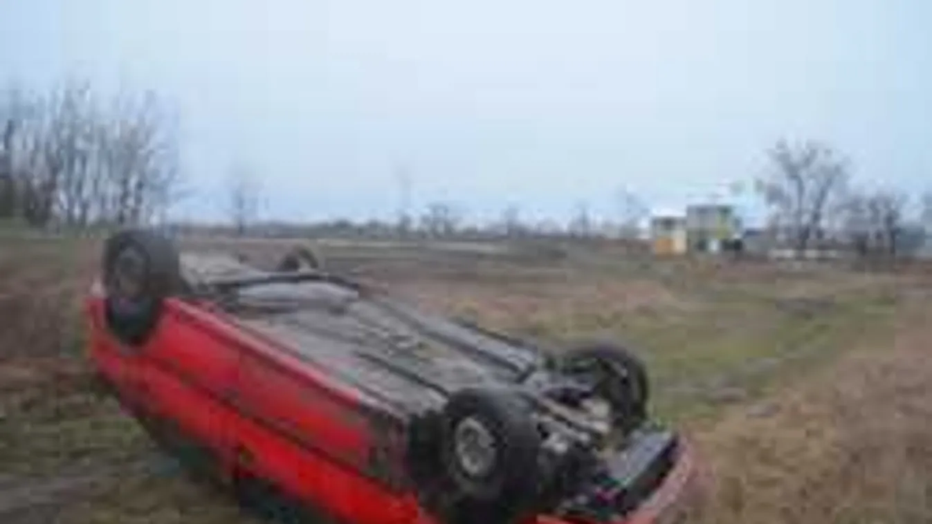 Ittasan, jogsi nélkül, hamis rendszámú autóval állt fejre a magyar fiú