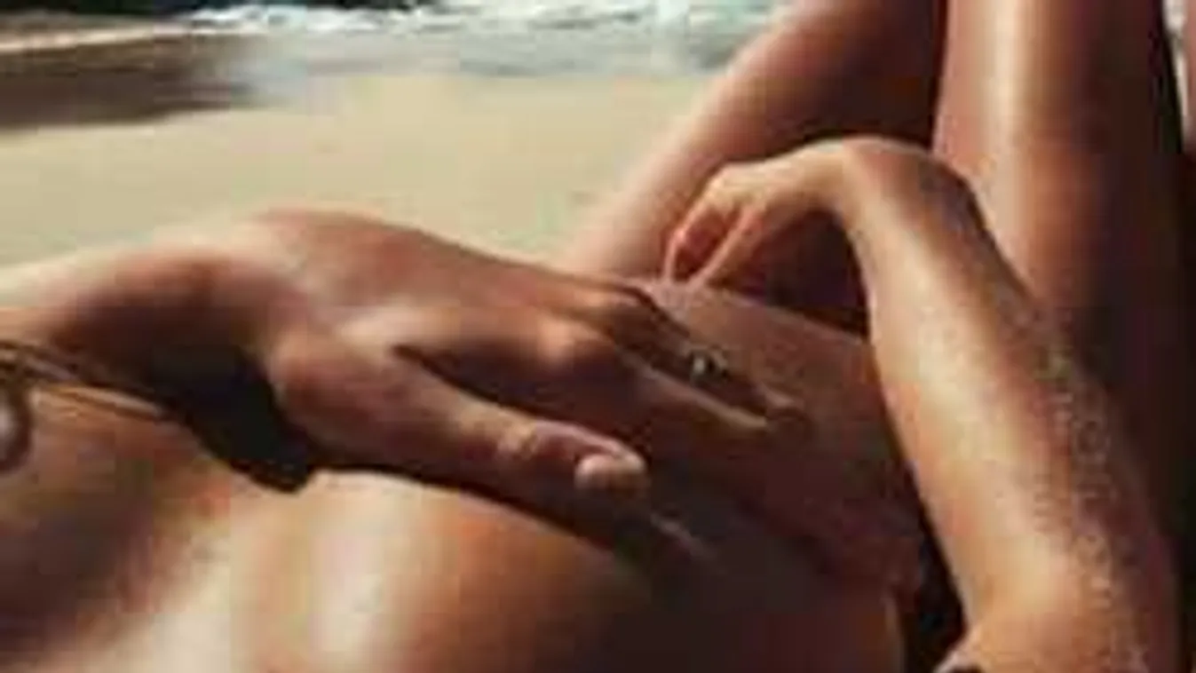 A többi strandoló előtt meztelenkedett a lány