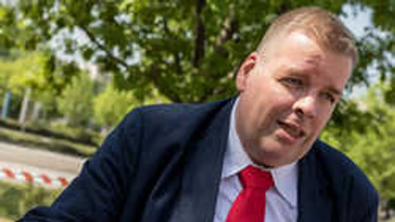 Bevallotta, ez a gyönyörű fiatal lány Schmuck Andor új szerelme