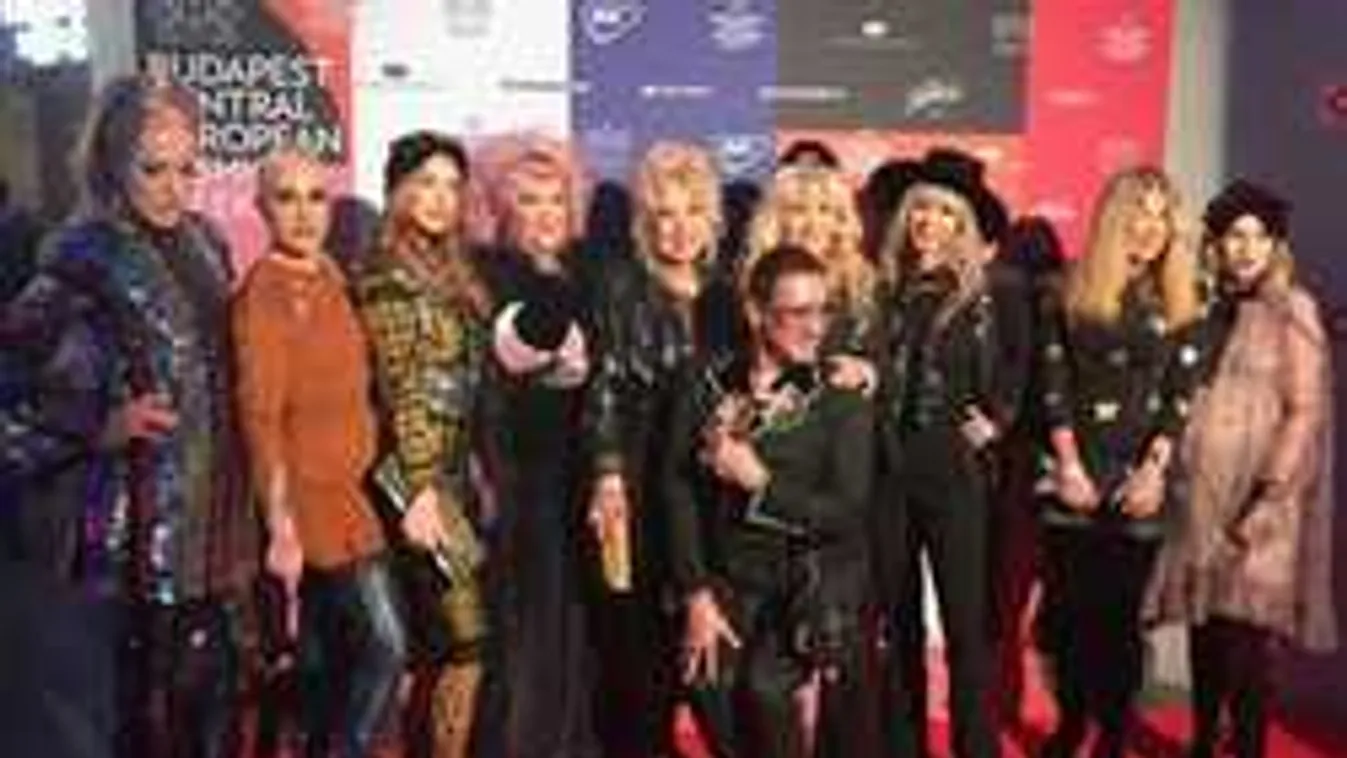 Fashion Week: Luxus Vivien kutyát akasztott a nyakába péntek éjszaka