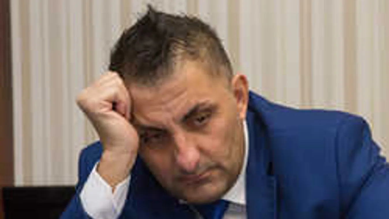 Ismert roma aktivista ugrott neki Győzikének