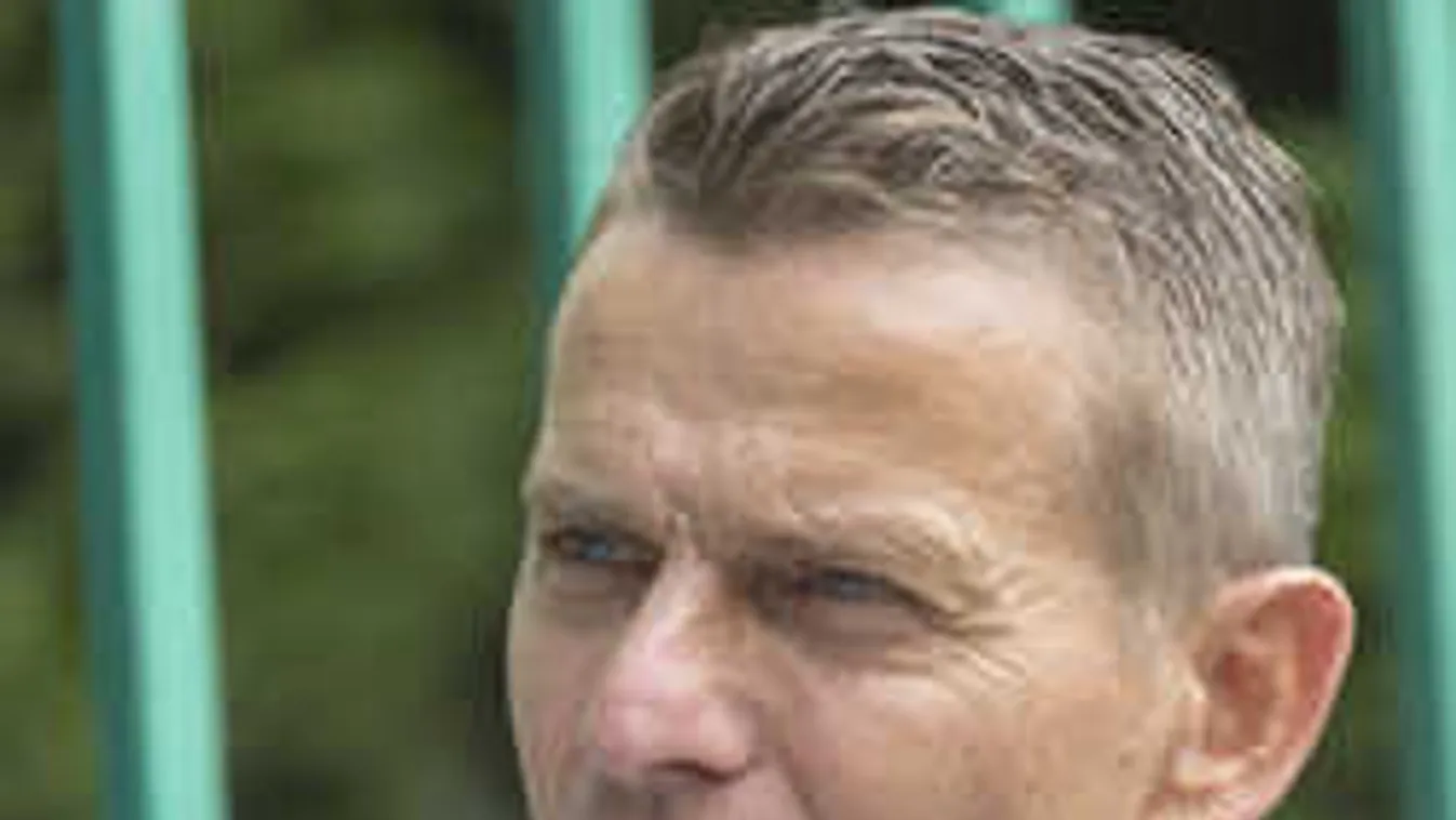 Bohókás felhívással segít Rékasi Károly és menyasszonya